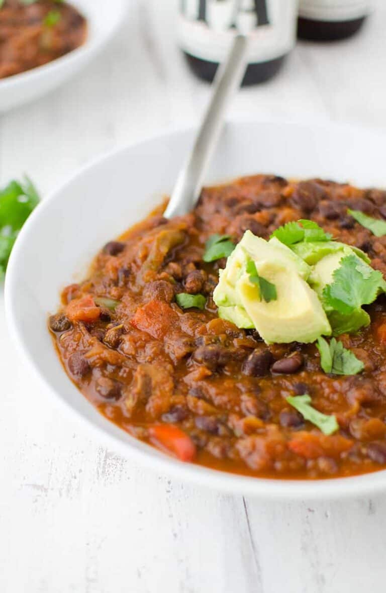Black Bean &Amp; Beer Chili! A Hearty Vegetarian Chili Loaded With Mushrooms, Beans, Peppers And Simmered In A Tangy Beer Sauce. Vegan And Gluten-Free| Www.delishknowledge.com