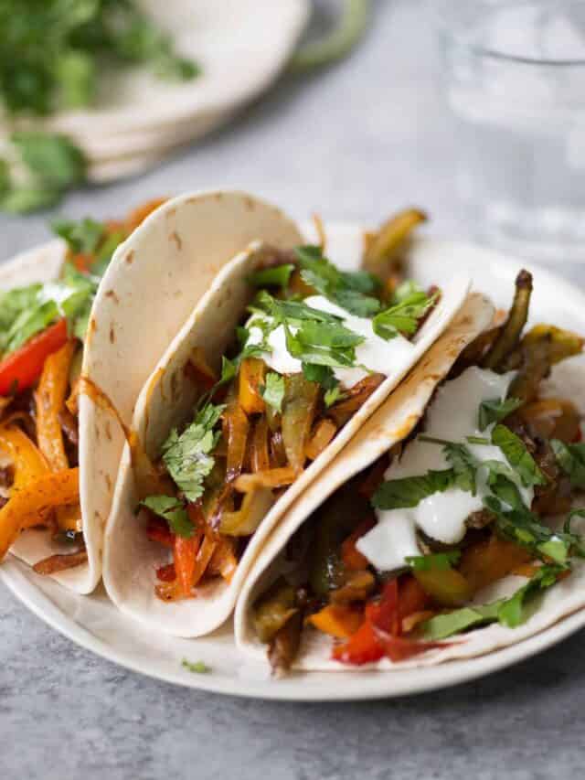 Oven Roasted Fajitas! These Veggie Fajitas Are Such A Simple Meal. Throw Everything In The Oven And Dinner Is Ready In Just 30 Minutes. Customize Them However You Like 'Em. | Www.delishknowledge.com